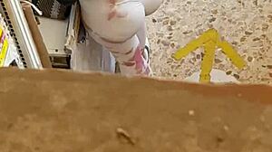 grab this bitch's leggings wide open when she bends over 👅🍑