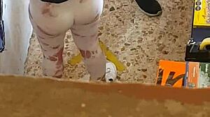 grab this bitch's leggings wide open when she bends over 👅🍑