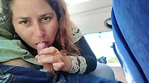 एक्जीबिशनिस्ट कर्वी मिल्फ को पब्लिक बस डीपथ्रोट कमशॉट!