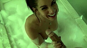 बेला रीस बेडरूम में फिशनेट्स पहन बेयरबैक राइड कॉक