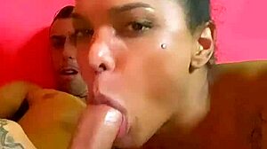 टैटू वाली ट्रांस स्टड की भारी उभार कपड़ों तले छुपी