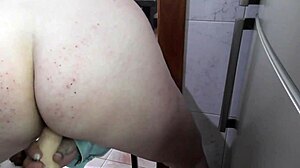 Hermanastra Culona Dildos Her Huge Ass to Gushing Orgasm in Kitchen