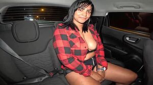 Nicoly Mattos se siente más puta con doble penetración a lo vaquera frotando pollas en coño y culo