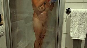 Загорёлая сводная сестрёнка раздвигает бритую пизду в отельной ванной!