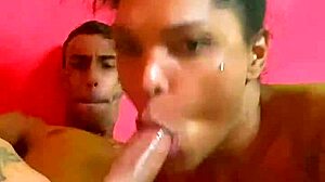 टैटू वाली ट्रांस स्टड की भारी उभार कपड़ों तले छुपी