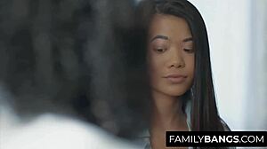 闺蜜女同继母Misty Stone猛干Vina Sky