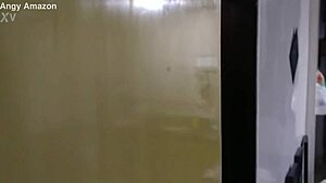 हब्बी देखता रहता है जवान पड़ोसी पत्नी की चूत जोरदार चोदता हुआ