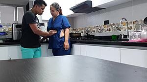 मैं एम्प्लॉयी को किचन चुदाई के लिए मनाती पार्ट वन