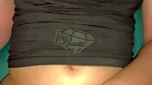 Ivy Jewelz gime creampie rudo en sofá