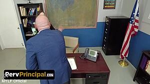 वालेंटीना बेलुच्ची क्लास टेप में झुककर थप्पड़ खाती सवार होती