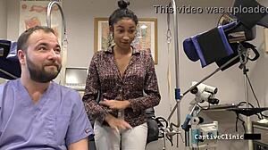 Miss Mars ukazuje velkou prdel a prsa v latexu v zákulisí