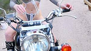 Latina flaca monta dildo duro con botas de moto de cuero