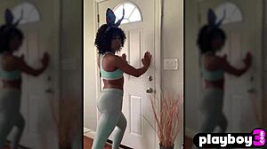 娇小黑臀Misty Stone脱衣秀臀 自扣湿逼