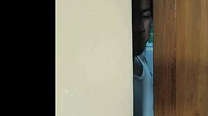 कितना हॉट है जवान 18+ लड़की जीजा के गहरे धक्कों को तरसती देखना?