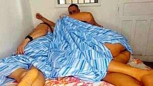 सड़ी हुई सौतेली माँ बेटे और सौतेले भाई संग बिस्तर शेयर कर रही, उनकी टाइट चूत पागलों की तरह चोद रहे