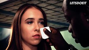 בחור 18+ בר מזל מזיין זין שחור ענק של שותף בכפית בחופשה חמה! 🍆🏖️💦