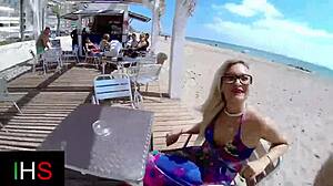 ब्लोंड मिल्फ चश्मा स्लट ने बाहर एनल पाउंडिंग ली