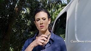 ตำรวจเพนนี่หีโดนแดน่าเวสโปลี่ดอมinantเลียในออฟฟิศ