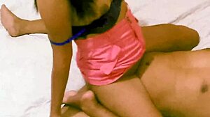 Сексуальная школьница в косплее кончает бурно