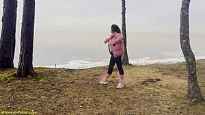 FLEXIBLE NYMPHO IN LEGGINGS GETS BANGET OUTDOORS BY GROUP