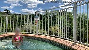 Офигеть не удержалась показала большие титьки у бассейна отеля все пялились