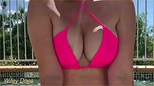 Офигеть не удержалась показала большие титьки у бассейна отеля все пялились