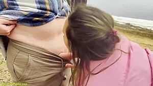 FLEXIBLE NYMPHO IN LEGGINGS GETS BANGET OUTDOORS BY GROUP