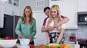 धुलाई के काम में सासू मां और बहन की अप्रत्याशित चुदाई साथ में