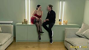 Kira Queen cabalga polla enorme hasta orgasmo explosivo en sesión salvaje