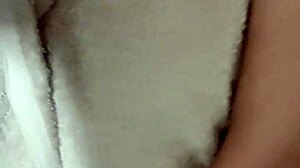 mi vecina squirts hard en mi baño cogida