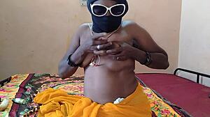 हॉर्नी आंटी की गीली चूत वैसी ही क्यों स्क्वर्ट मारती?