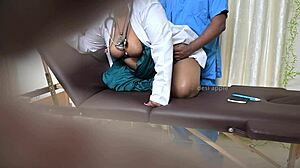 अरे, वो इंडियन डॉक्टर अपनी पेशेंट को क्लिनिक में तेज़ चोद रही है!