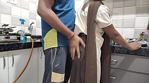 देसी कॉलेज लड़की 18+ किचन में झुक के स्टेपभाई के रफ डॉगी क्रीमपाई लेती है POV