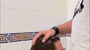 chuuut dans les toilettes publiques d'un resto on baise discret