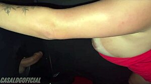 loira casada voce viu eu chupando dois paus no glory hole corno