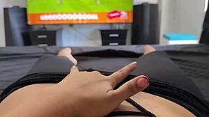 mientras veo colombia me meto dedos en mi pussy jugosa