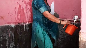 सेक्सी इंडियन बीवी साफ चूत बड़े बूब्स दिखाती!