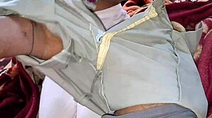 कामुक देसी देवी रफ एनल क्रिम्पाई चुदाई से फैंटसी पूरी करती है