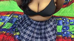 村姐夫勾引妹子手指抠逼喷水高潮爽翻