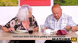 बूढ़ा पति फेल, हैंडसम वेटर डेस्क पर बीवी को चोदने लगता