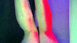 मस्कुलर ट्रांससेक्शुअल बाथ में बड़ी क्लिट सहलाती बॉयपुसी फिंगरिंग टॉयज से