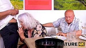 बूढ़ा पति फेल, हैंडसम वेटर डेस्क पर बीवी को चोदने लगता