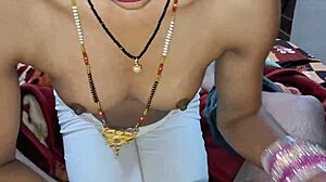 कामुक देसी देवी रफ एनल क्रिम्पाई चुदाई से फैंटसी पूरी करती है