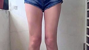 चाइनीज शीमेल तिंग सुआन बालकनी पर बाहर डिल्डो से खुद चोदती