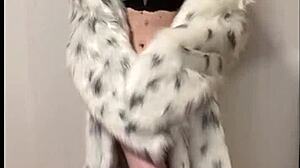 wanna see elza kom's sexy bimbo dance in lingerie sucking pretty lipstick cock?