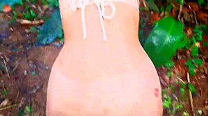 ei, quer ver essa gostosinha magrinha dando punheta arriscada na trilha da praia pro pov?